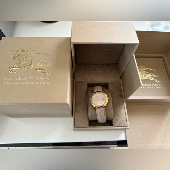 Burberry authentic beautiful watch - Picture 3 of 8